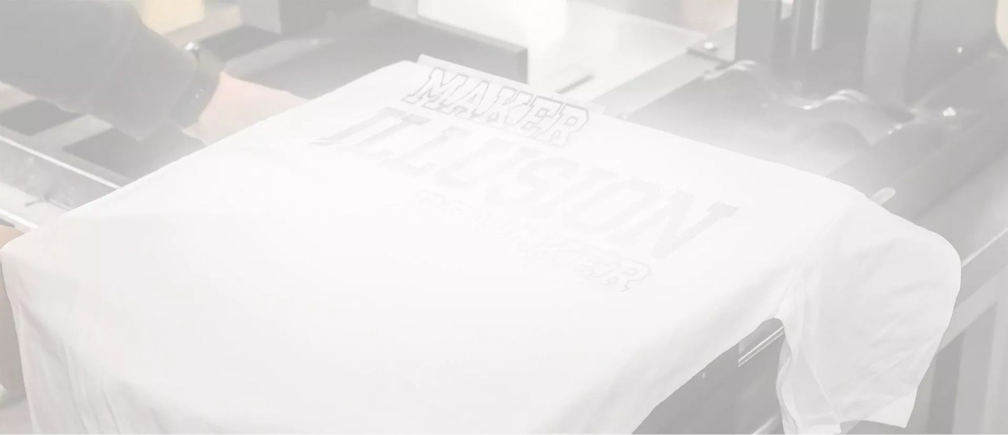 DTG Drucker mit T-Shirt auf Druckplatte
